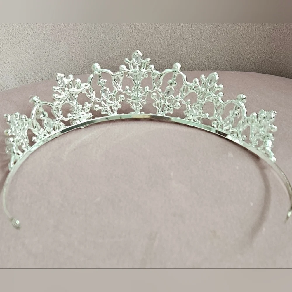 🌟Vintage Inspired Silver Sparkly Tiara with Crystals And Pearls🌟